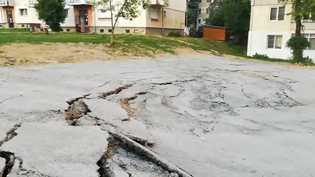 Alunecarea de teren de la SLĂNIC Prahova s-a activat din nou. Cum arată zona unde asfaltul a început iar să crape