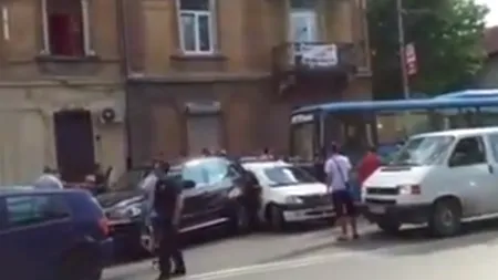 Un autobuz a lovit nouă mașini pe o stradă intens circulată din Arad: o femeie și un copil au fost răniți
