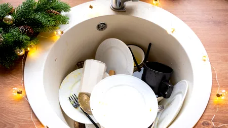 De ce NU trebuie să lași vase nespălate în chiuvetă mai mult de două ore. Obiceiul aparent inofensiv ascunde pericole mari