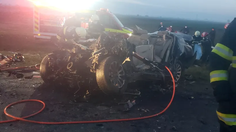 Trei persoane au murit, după ce mașina în care se aflau a lovit un camion. Accidentul a avut loc pe DN7, în județul Dâmbovița
