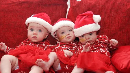 Povestea tripletor care cântăresc împreună cât un nou născut. De Crăciun, le-au dat tuturor o lecție de viață