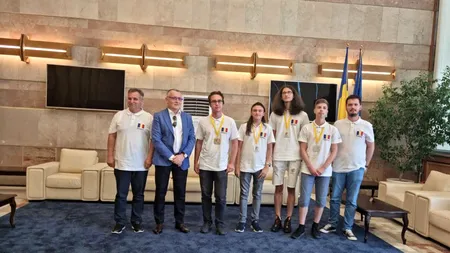 Ministrul Educaţiei a primit la aeroport echipa României, care a obținut locul I la Olimpiada de Informatică, faza pe Europa Centrală
