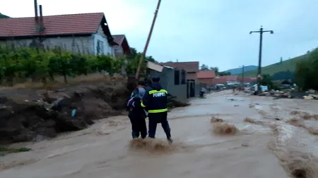 Viiturile au făcut prăpăd în Bistrița-Năsăud: Mai multe persoane au fost evacuate, printre care și doi copii