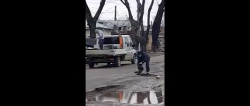 De necrezut. Pe o stradă din Brăila se toarnă asfalt direct în gropile pline cu apă (VIDEO)