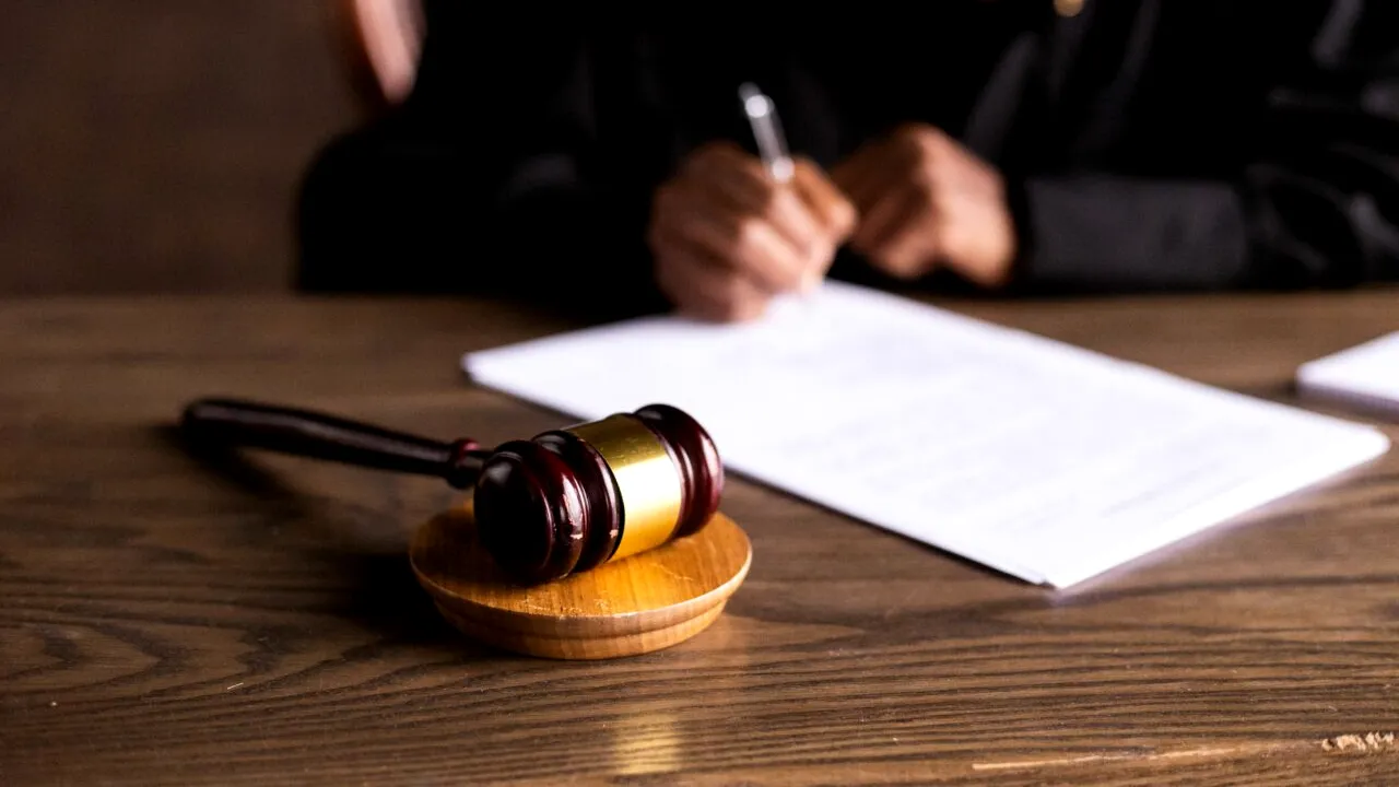 47 de magistrați execută silit Tribunalul Argeș pentru peste 30 de milioane de lei. Poprirea ar putea ajunge până la conturile Fiscului