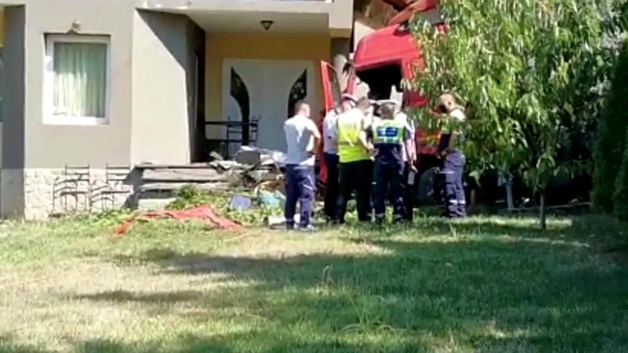 Filmul unui accident cumplit la Iași. O fetiță de trei ani, strivită de un camion scăpat de sub control care s-a înfipt într-o casă!