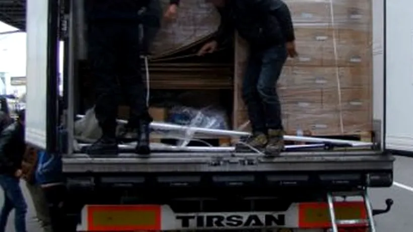 Un turc s-a prezentat la vama Nădlac la volanul unui automarfar. Polițiștii au observat că ușa remorcii era întredeschisă și au început inspecția. Ce au găsit înăuntru