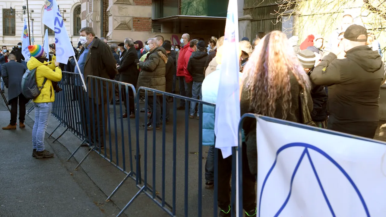 Protest în fața Ministerului Muncii! Sindicaliștii, nemulțumiți de majorarea salariului minim pe economie