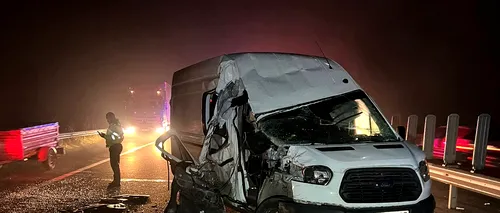 FOTO - Accident pe autostrada A1, în Arad. Șapte oameni au ajuns la spital, după ce un microbuz și un tir s-au ciocnit