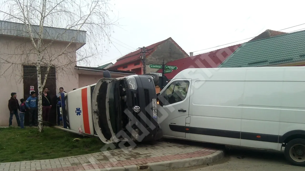 O ambulanță, răsturnată de o autoutilitară condusă de o femeie: trei persoane au ajuns la spital