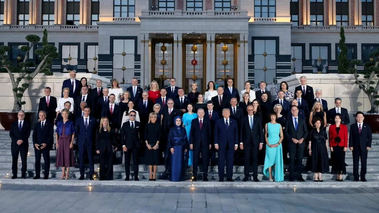 Prima zi de Summit NATO, de la Ankara, s-a încheiat cu o poză de grup, la dineul dat de Erdogan. Nicușor Dan a fost așezat fix în spatele lui Donald Trump
