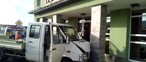 O camionetă s-a oprit într-un restaurant din Sibiu, după ce șoferul nu a acordat prioritate și a lovit o mașină (FOTO)