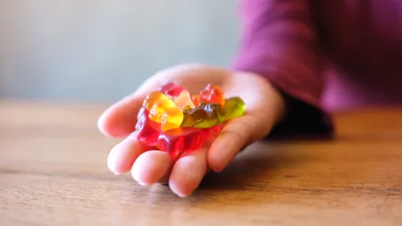 Jeleuri gumate cu toxine halucinogene, vândute la automate! Un adolescent a ajuns în stare gravă în spital