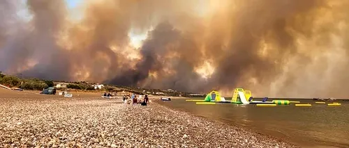 Din cauza incendiilor masive din insula Rodos, turiștii români cazați în zona de sud vor fi relocați în zona de nord