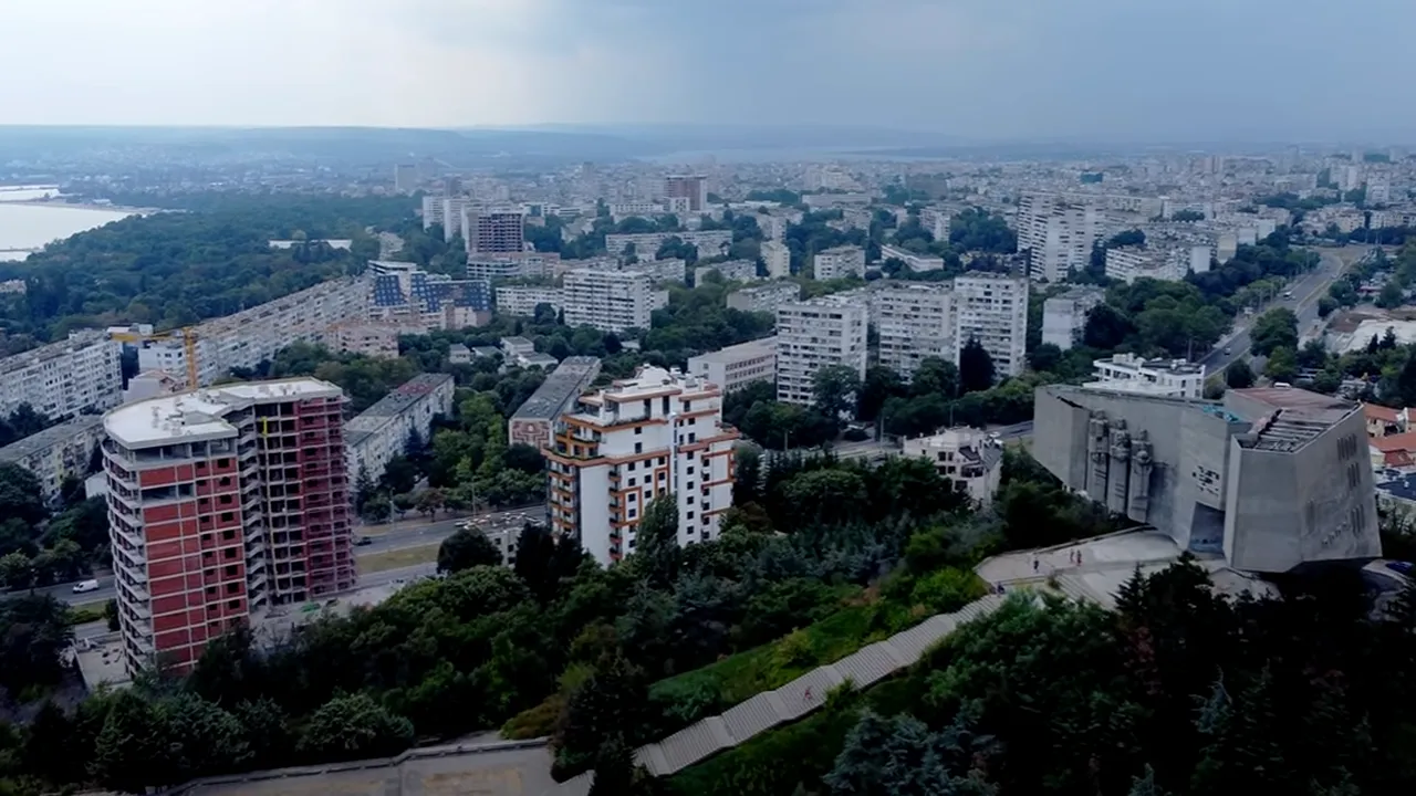 ORAȘUL foarte aproape de graniță, unde e plin de români vara și în fiecare weekend al anului. Prețurile sunt mici și a doua limbă vorbită e româna