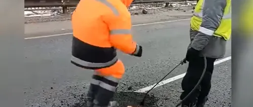 VIDEO. Imagini virale. Doi muncitori asfaltează un drum cu picioarele