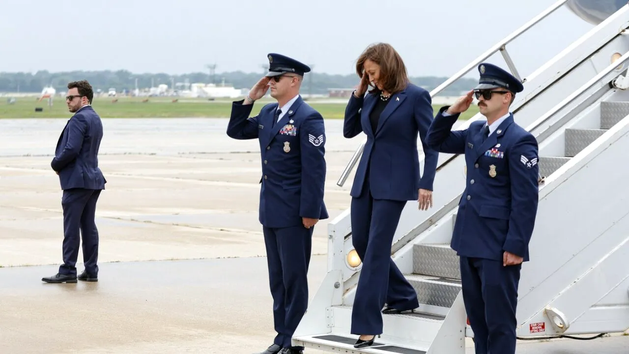 Bloomberg: Kamala Harris își începe campania pe fondul PRESIUNILOR de a demonstra că îl poate învinge pe Trump