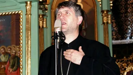 Ce s-a ales de Cristian Pomohaci, la 8 ani după ce a fost răspopit. A fost fotografiat cu o celebră vedetă TV, în fața unui hotel din București