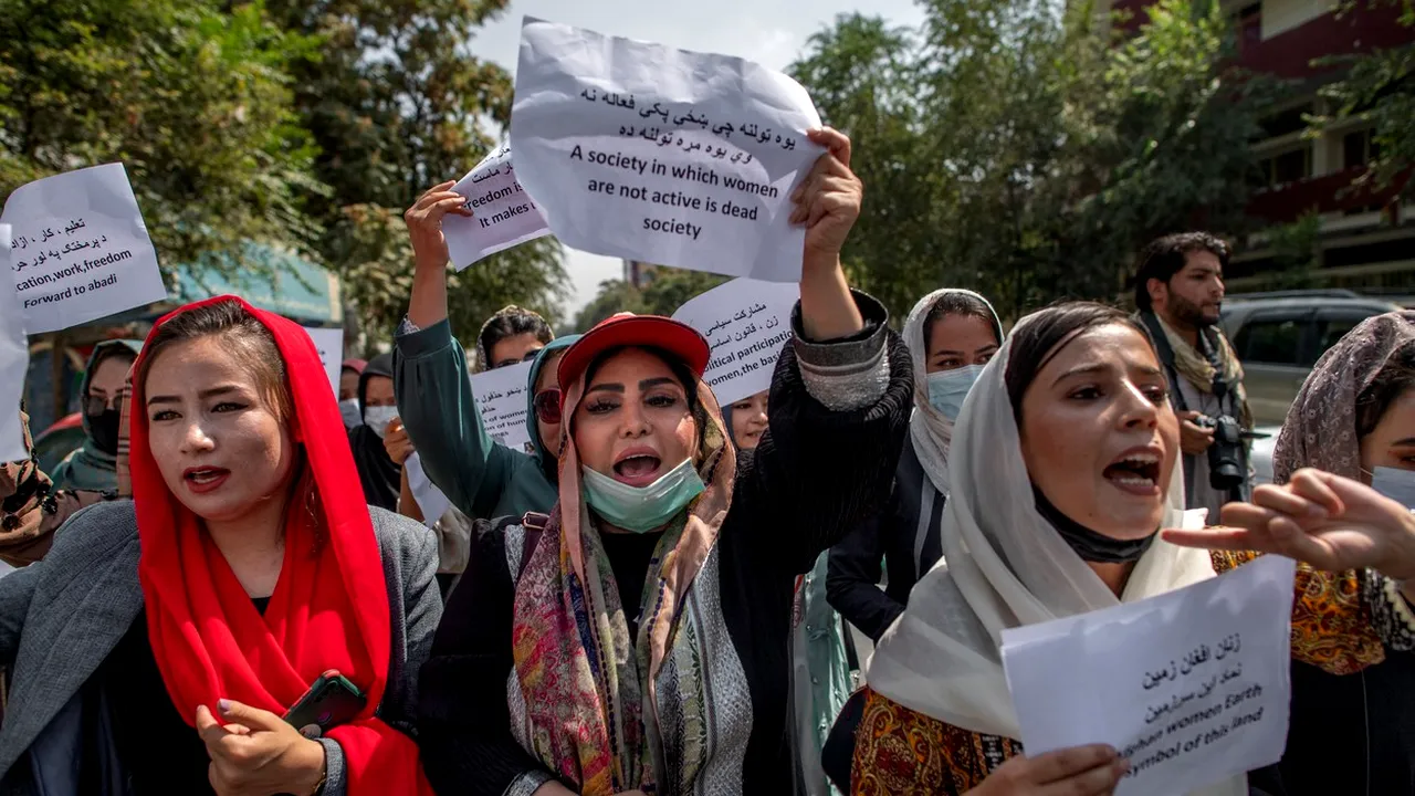 Femeile afgane nu mai pot lucra în administrația din Kabul. Primarul orașului: ”Pot să spele toaletele”