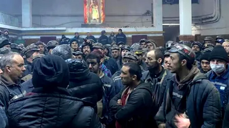 Sute de mineri continuă protestele și luni, în faţa sediului Complexului Energetic Hunedoara: „Minerii şi Valea şi-au pierdut răbdarea” / Cei de la Mina Lupeni, blocați în subteran, amenință că vor intra în greva foamei