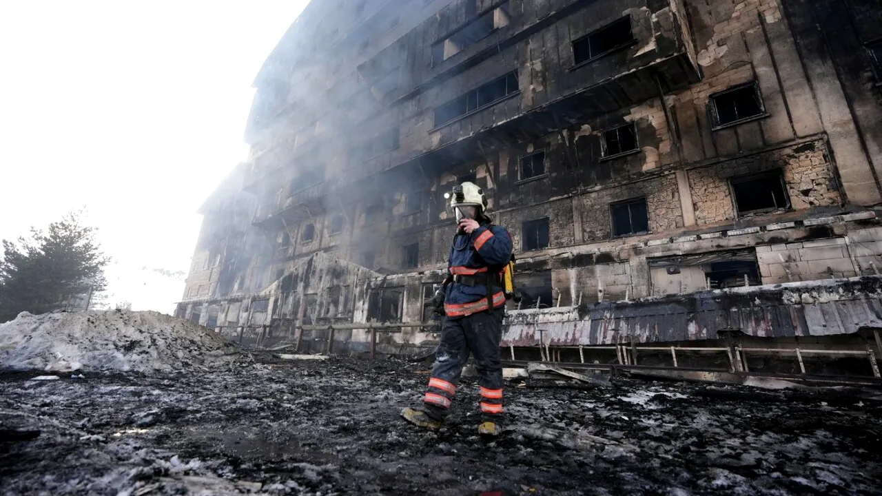 Val de REȚINERI în Turcia după incendiul care a mistuit un hotel din staţiunea de schi Kartalkaya, soldat cu 76 de morți