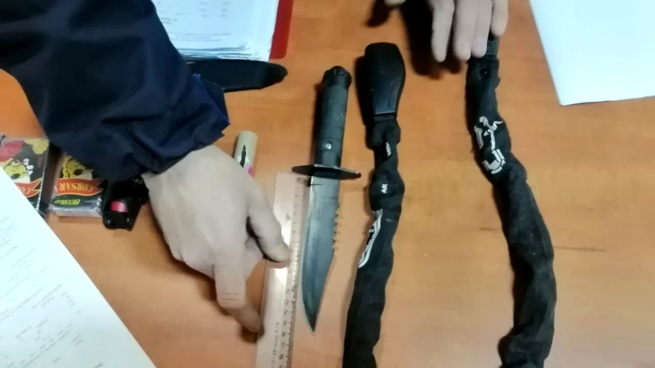 A vrut să intre la meci de baschet cu petarde, un pumnal și un lanț de un metru