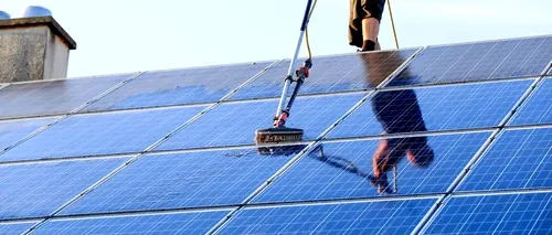 SOLUȚIA găsită de europeni pentru instalarea panourilor solare, după ce montarea lor pe acoperișuri s-a scumpit