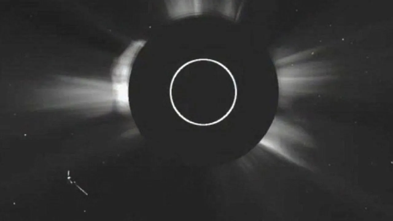 FOTO+VIDEO. Un obiect cu o formă ciudată a fost surprins de un satelit al celor de la NASA în apropierea suprafeței Soarelui 