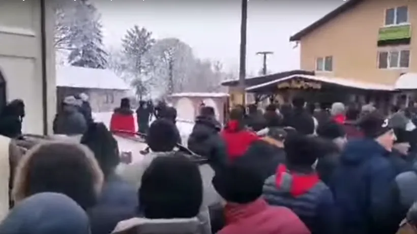 VIDEO | Momentul în care un jandarm este lovit cu pumnul în plină figură la tradiționala bătaie de la Ruginoasa