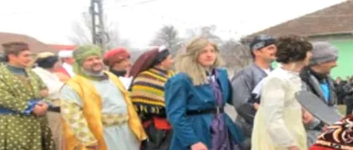 Locuitorii unei comune din Caraș-Severin s-au costumat de Lăsata Secului în personajele din „Suleyman Magnificul. „Nu ar fi trebuit să fie ceva tradițional? E hidos! VIDEO