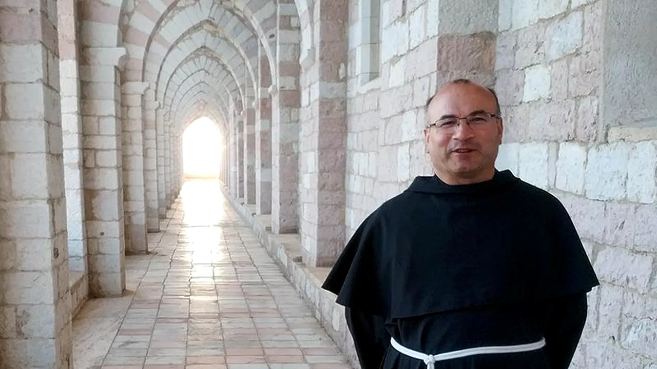 Un preot român din Italia a fost răpus de COVID-19. El ar fi luat virusul din România, unde venise să-și înmormânteze mama
