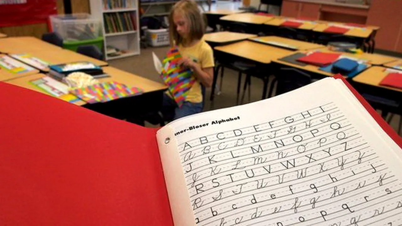 Aceasta este țara din UE în care lumea o să uite să mai scrie de mână. Schimbarea majoră din sistemul de educație