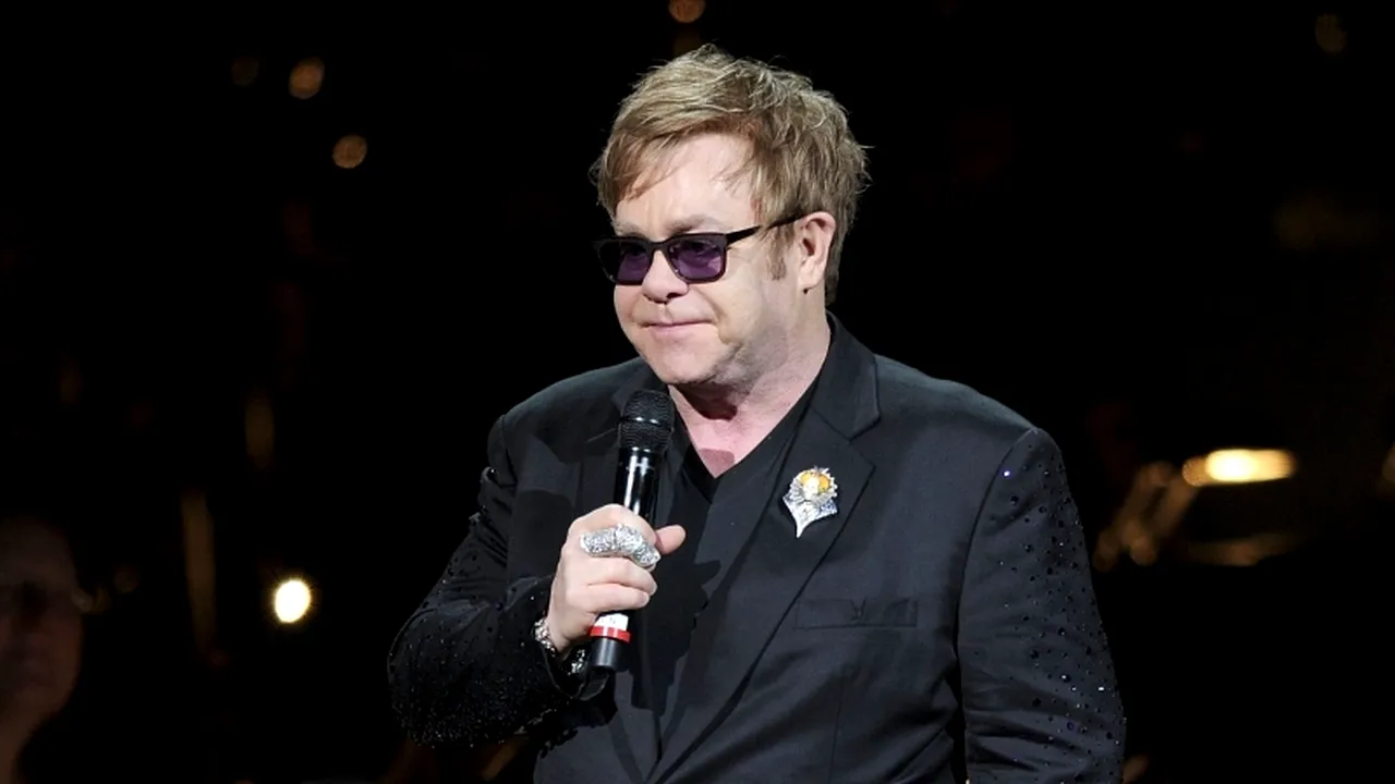 Elton John a fost internat în spital