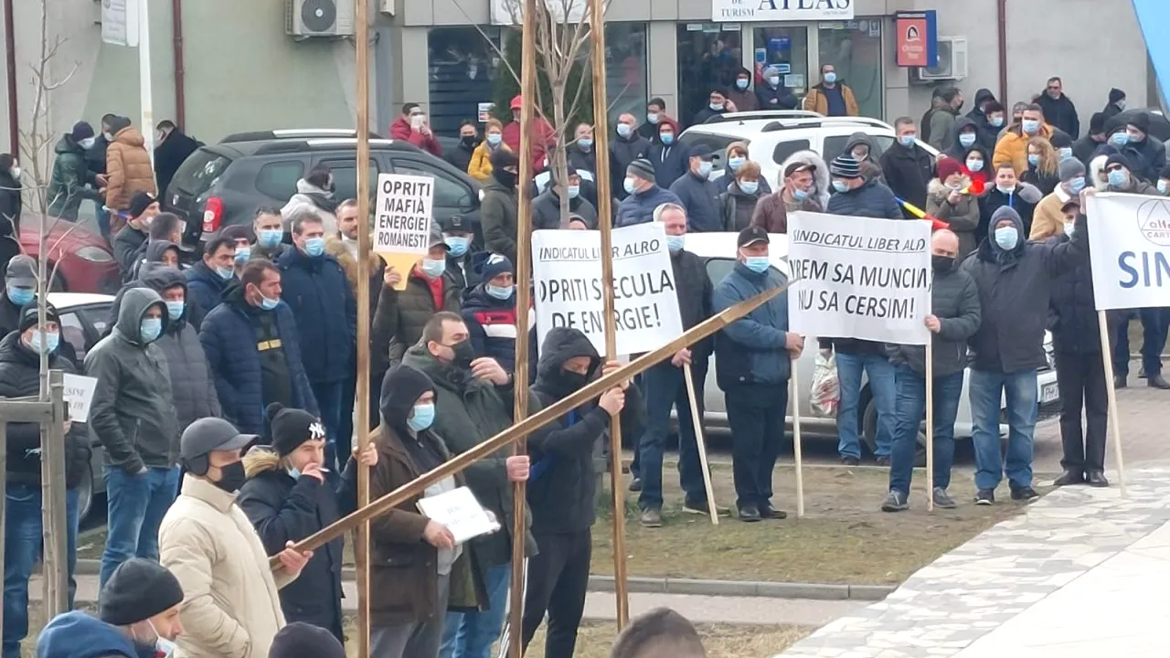 „Țepe” pentru ministrul Energiei. Sute de angajați de la ALRO Slatina au protestat în fața prefecturii Olt, de teamă că își vor pierde slujbele