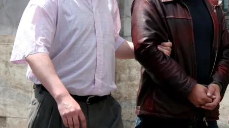 SE ÎNTÂMPLĂ ÎN ROMÂNIA: Bărbat reținut după ce, beat și fără permis, a intrat cu o mașină furată într-un tren de marfă