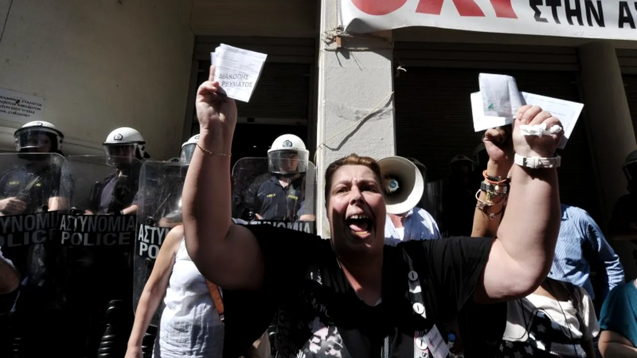 Câți greci rămân lunar fără curent electric pentru că nu își pot plăti facturile