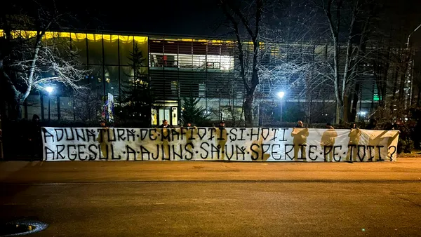 Fanii lui FC Argeș, protest la sediul FRF. „Sistem mafiot!”