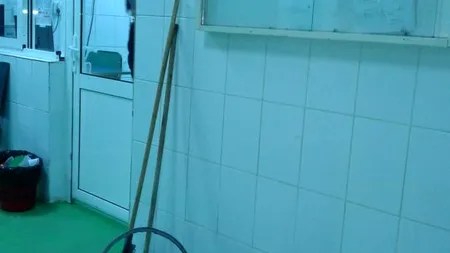 SE ÎNTÂMPLĂ ÎN ROMÂNIA: Femeile de serviciu ale unui spital foloseau radiografii în loc de fărașe