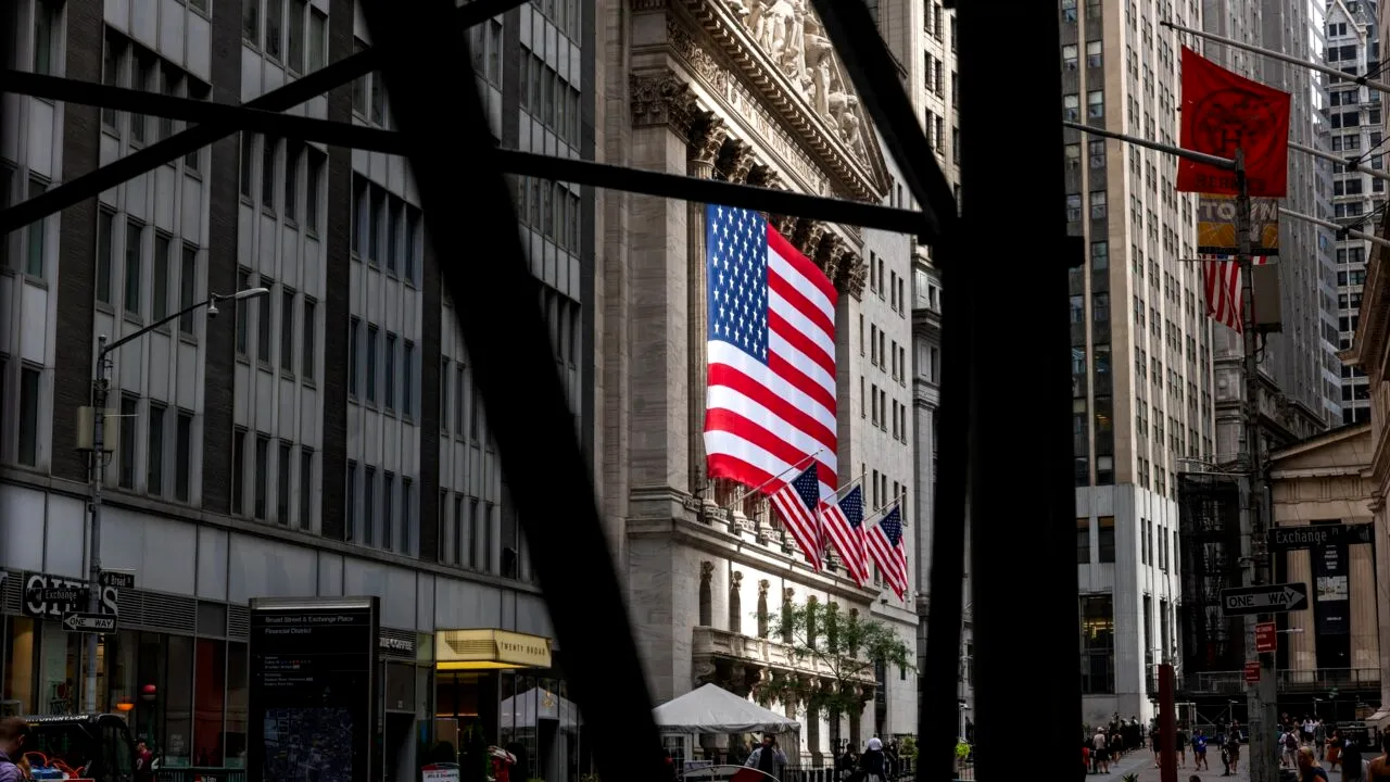 Analist: Războiul comercial declanșat de TRUMP este „împotriva americanilor” /Liderul SUA „se va confrunta cu alegerile intermediare”