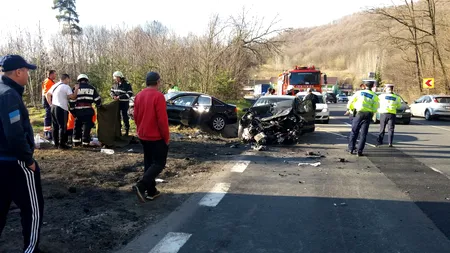 Șase persoane rănite, între care patru copii, după impactul violent dintre două mașini
