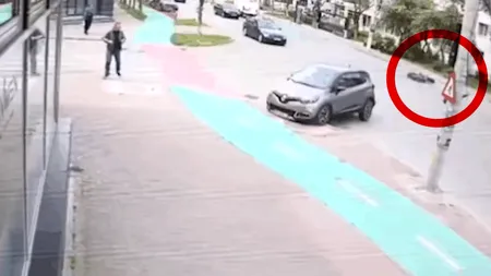 Un șofer a făcut prăpăd pe o stradă din Bacău. După ce a lovit un motociclist, bărbatul a intrat în ușa unei frizerii