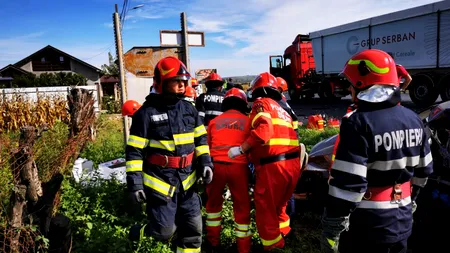 Un bărbat de 74 de ani din Iași a murit după ce a intrat cu mașina într-un TIR