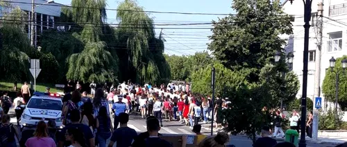 Sute de persoane nemulțumite de ancheta în cazul presupuselor crime protestează la Poliția din Caracal