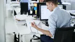 Aproape 500.000 de locuri de muncă pierdute din cauza inteligenței artificiale: Care sunt profesiile cele mai expuse riscului în 2026