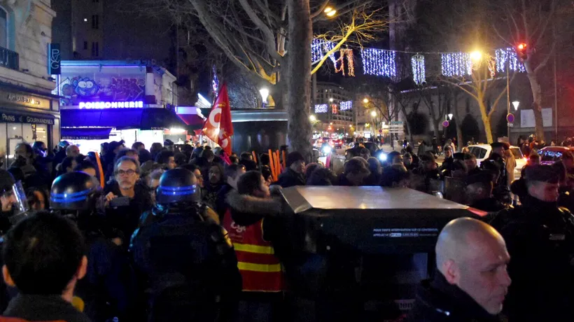 Clipe de groază în Paris. Mai mulți manifestanți au încercat să pătrundă cu forța într-un teatru unde se afla Macron - VIDEO