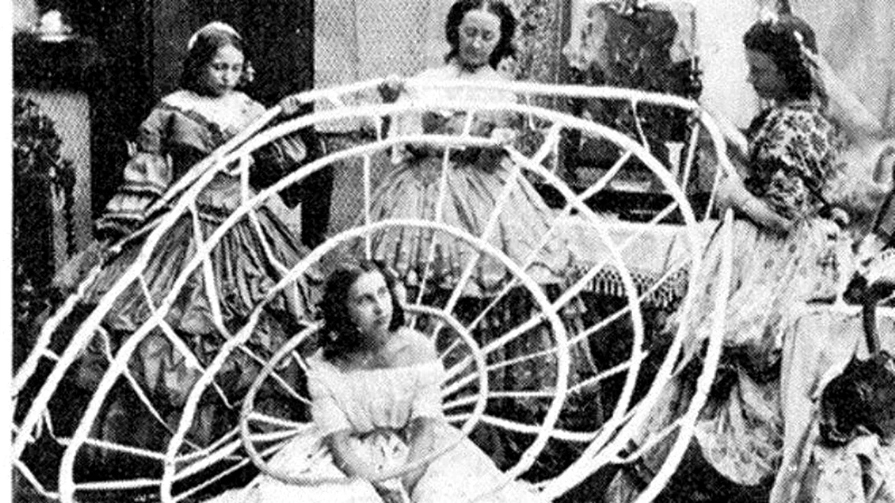 Crinolina, un accesoriu care a făcut mii de victime în secolul al XIX-lea 