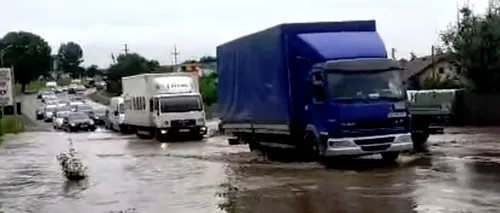 Apa ajunge la 30 - 40 centimetri pe un drum național din Iași după ce digul unui iaz s-a rupt - VIDEO