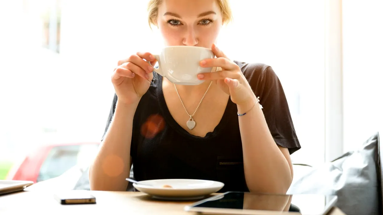 E bine sau nu să bem CAFEA dimineața? Un expert în nutriție atrage atenția, în special femeilor, cu privire la acest obicei dăunător pentru organism