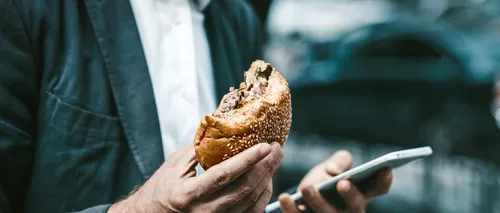 Un bărbat și-a cumpărat un simplu sandviş din Aeroportul Otopeni, dar nu i-a venit să creadă când a văzut ce se afla în el