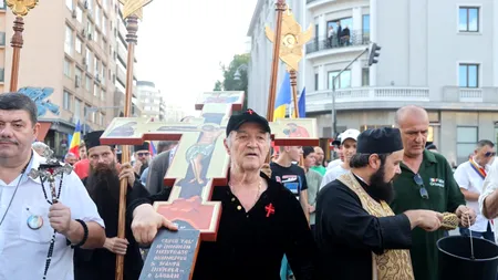 FOTO. Gigi Becali a ieșit cu preoții pe Calea Victoriei, să sfințească traseul după parada LGBT: „Noi facem marș de iertare a lor”